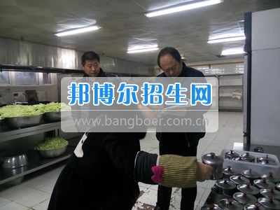 市食藥局、教育局領(lǐng)導(dǎo)到四川省什邡市職業(yè)中專(zhuān)學(xué)校食堂檢查開(kāi)學(xué)工作