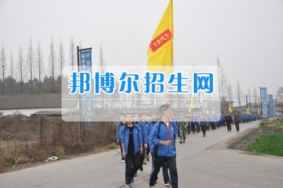 四川省什邡市職業(yè)中專學(xué)校拉練路上，我們擼起袖子邁步向前