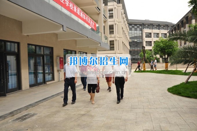 　　攀枝花學(xué)院土木工程學(xué)院副校長(zhǎng)石維富帶隊(duì)檢查康養(yǎng)學(xué)院后勤準(zhǔn)備工作  　　7月10日，攀枝花學(xué)院土木工程學(xué)院副校長(zhǎng)石維富帶領(lǐng)學(xué)生處、后管處、網(wǎng)計(jì)中心、后勤集團(tuán)、宣傳部、康養(yǎng)學(xué)院、花舞人間公司相關(guān)負(fù)責(zé)人一同視察了康養(yǎng)學(xué)院后勤保障準(zhǔn)備工作。  　　石維富主要檢查了學(xué)生寢室、教室、實(shí)驗(yàn)室、食堂、運(yùn)動(dòng)場(chǎng)等校園環(huán)境設(shè)施的準(zhǔn)備情況。相關(guān)單位對(duì)準(zhǔn)備工作中存在的問(wèn)題提出了具體整改意見(jiàn)。最后石維富要求相關(guān)單位積極配合花舞人間公司做好開(kāi)學(xué)前準(zhǔn)備工作，并希望花舞人間公司加快工作進(jìn)度，確保在開(kāi)學(xué)前各項(xiàng)準(zhǔn)備工作保質(zhì)保量完成。  　　