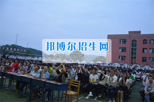 　　我校隆重舉行2017年預(yù)備班學(xué)生“各展所長，揚(yáng)帆起航”文藝匯演  　　為了豐富同學(xué)們的課余生活，提高同學(xué)們的文藝素養(yǎng)，增強(qiáng)班級間的凝聚力和親和力。6月2日晚，我校在球類運(yùn)動場舉辦了預(yù)備班“各展所長，揚(yáng)帆起航”學(xué)生文藝匯演，全體預(yù)備班學(xué)生和職高部學(xué)生共800多名以及20多名教職工觀看了演出。  　　此次文藝匯演的節(jié)目內(nèi)容形式多樣、內(nèi)容豐富，激情的開場舞——《GOODBOY》中拉開了帷幕，伴隨著一陣陣掌聲，歌舞、小品、朗誦、相聲等精心準(zhǔn)備的22個精彩的節(jié)目為觀眾呈現(xiàn)了一道豐富的視聽盛宴，最后全體師生齊唱的《難忘今宵》把本場文藝匯演推向了高潮，掌聲和歡呼聲此起彼伏，臺上臺下成了一片激情四溢的海洋，本場文藝匯演畫上了圓滿的句號。  　　此次文藝匯演演出的成功舉辦，充分彰顯了我校預(yù)備班學(xué)生的個性，讓預(yù)備班學(xué)生充分感受到育才職高的魅力。