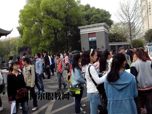 成都國演藝術(shù)學(xué)校2020年報名條件、招生要求、招生對象