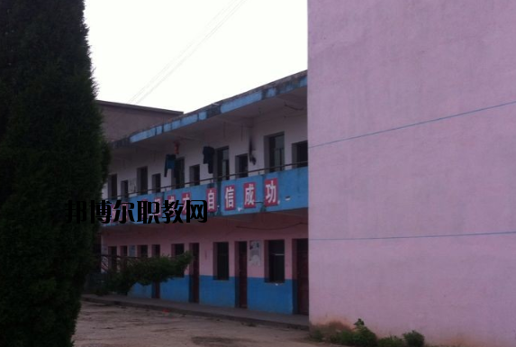 不同的同學(xué)對(duì)于學(xué)校宿舍的要求也是不一樣的。有的同學(xué)認(rèn)為學(xué)校宿舍休息的條件就可以了，而有的同學(xué)則希望學(xué)校宿舍還有可以學(xué)習(xí)的條件，這樣自己以后如果有沒有完成的學(xué)習(xí)任務(wù)還可以在宿舍繼續(xù)完成。當(dāng)學(xué)校的宿舍條件滿足同學(xué)們的預(yù)期的時(shí)候，這所學(xué)校被選擇的幾率也會(huì)大大提高。  上饒中等職業(yè)學(xué)校宿舍條件 學(xué)校宿舍寬敞明亮，配有衛(wèi)生間、空調(diào)、書桌、柜子、熱水等等設(shè)施，條件較好。  上饒中等職業(yè)學(xué)校辦學(xué)條件 1、學(xué)校坐落在上饒市近郊皂頭鎮(zhèn)，擁有自建的獨(dú)立校園，校區(qū)占地面積60余畝，建筑面積24100平方米，環(huán)境幽雅，交通便利，各類設(shè)施齊全，公寓式宿舍并配有空調(diào)，是莘莘學(xué)子理想的求學(xué)深造之地。  2、教學(xué)儀器設(shè)備總值380多萬，圖書2萬余冊(cè)，現(xiàn)代教育教學(xué)設(shè)施完備，建有計(jì)算機(jī)房、語音室、形體房、電子實(shí)訓(xùn)室、多媒體教室、大禮堂、電子閱覽室、琴房和教育實(shí)習(xí)基地等各類教學(xué)場所。  3、現(xiàn)有全日制教學(xué)班級(jí)15多個(gè)，在校學(xué)生600多人。  上饒中等職業(yè)學(xué)校獲得成就 學(xué)校辦學(xué)十五年來，先后培養(yǎng)了八千多名合格的畢業(yè)生，從我校走出的畢業(yè)生一大批都已成為企業(yè)的技術(shù)骨干和管理人員，學(xué)校先后被省教育廳授予“江西省示范中等職業(yè)學(xué)校”“江西省中等職業(yè)學(xué)校先進(jìn)單位”上饒市政府授予“全市先進(jìn)學(xué)校”上饒市教育局授予“上饒市重點(diǎn)職業(yè)學(xué)校”等榮譽(yù)稱號(hào)。  小編總結(jié) 我們可以看到學(xué)校的宿舍寬敞明亮，配有衛(wèi)生間、空調(diào)、書桌、柜子、熱水等等設(shè)施，條件較好，無論同學(xué)們是在寢室學(xué)習(xí)還是休息都是很方便的?？催^上饒中等職業(yè)學(xué)校的宿舍條件以后，小伙伴們覺得學(xué)校的宿舍怎么樣呢?