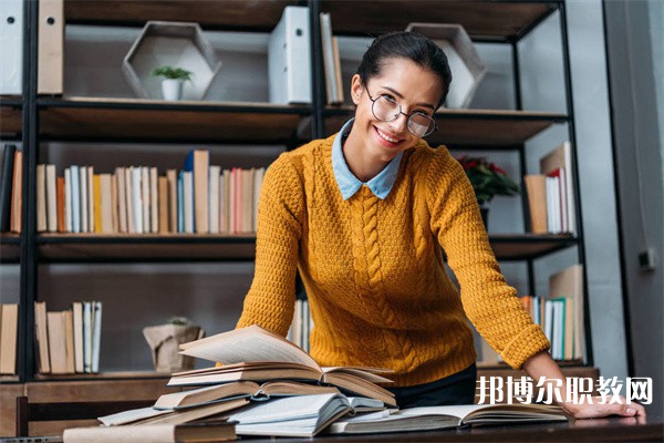 湖南哪里的中專學(xué)校能讀計(jì)算機(jī)動漫與游戲制作專業(yè)專業(yè)