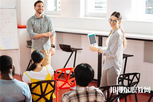 廣西哪里的中職學(xué)校能讀計(jì)算機(jī)應(yīng)用(維修、文秘方向)專業(yè)