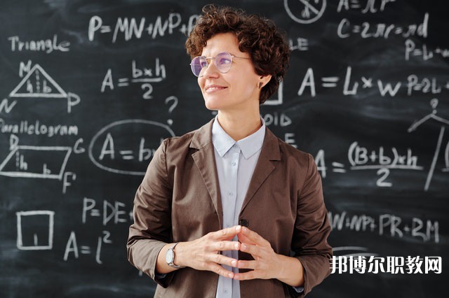 四川哪里的職業(yè)中學能讀酒店服務與管理專業(yè)